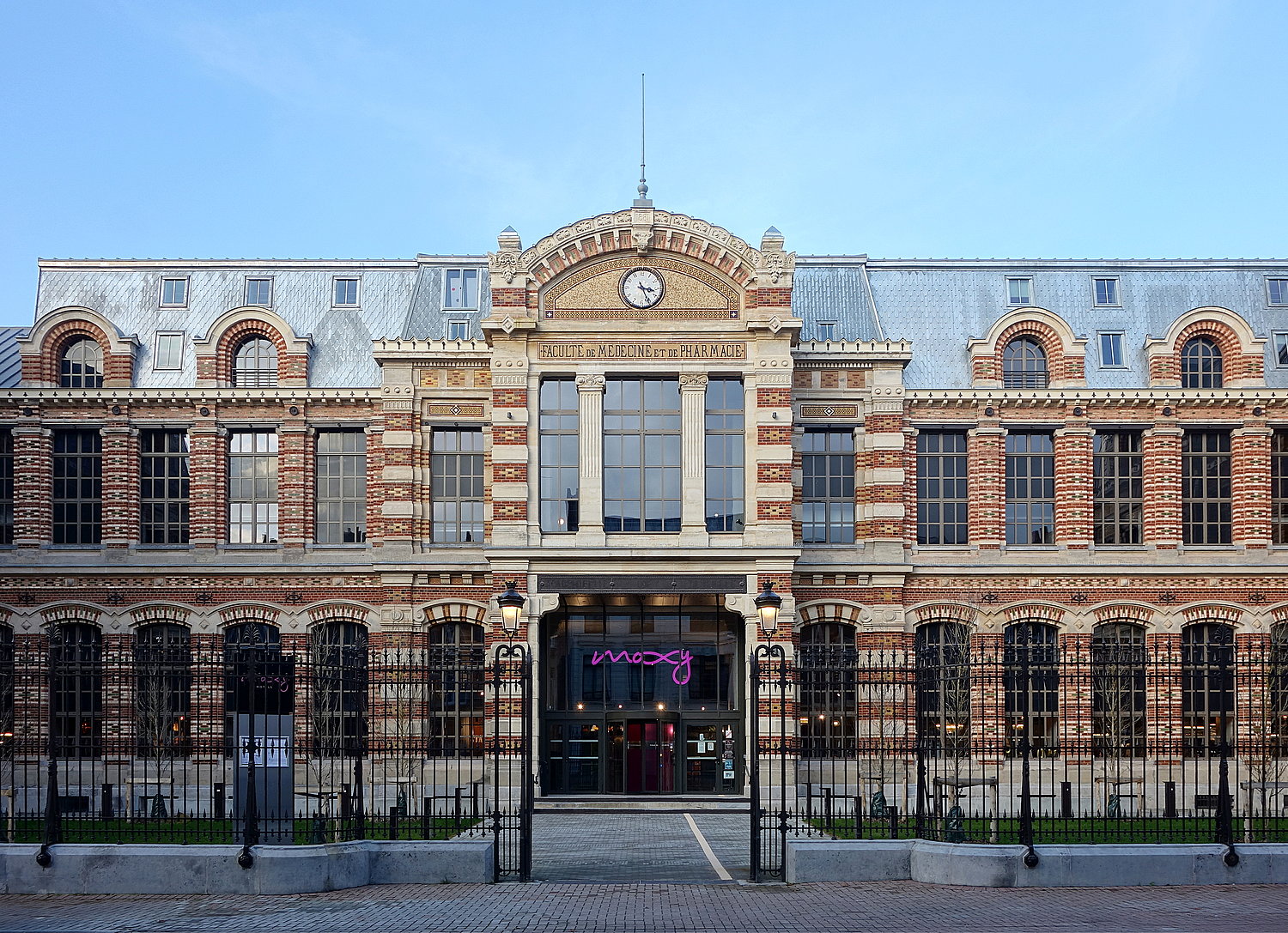 Ilustración de la fachada del hotel Moxy Lille City